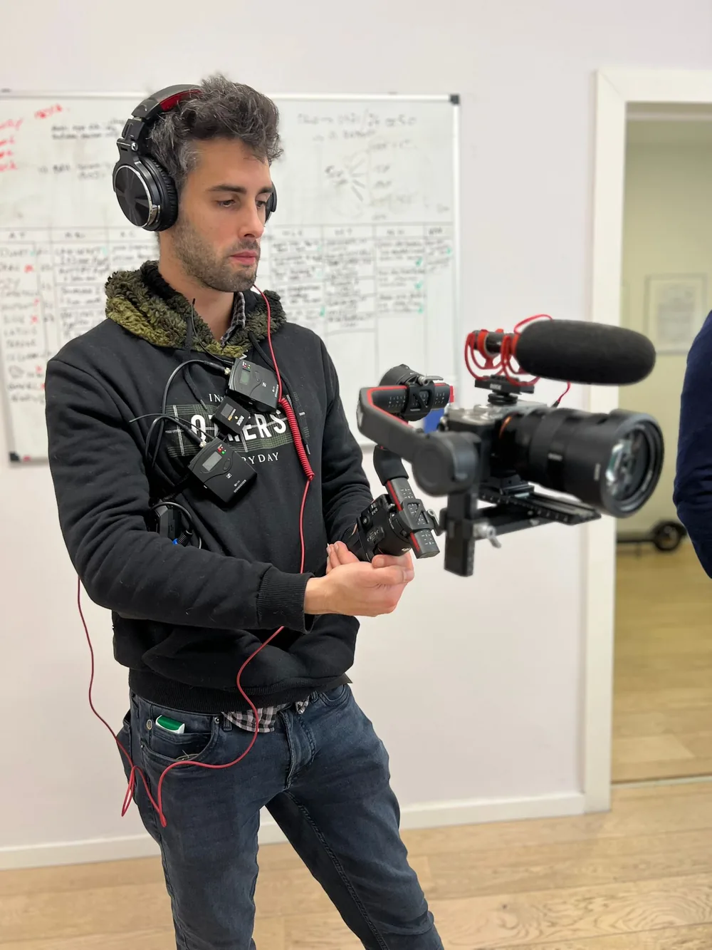 Gilles Massart, cadreur et monteur, en studio de montage